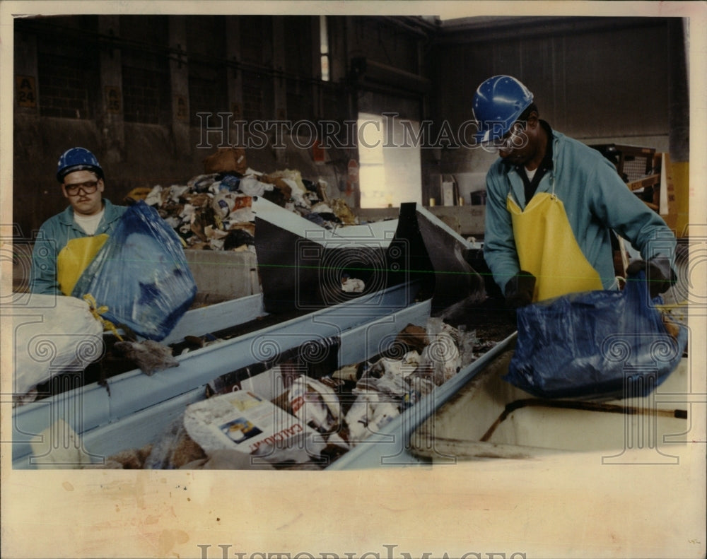 1996 Press Photo Worker City Lawndale Sort Blue Bag - RRW62123 - Historic Images