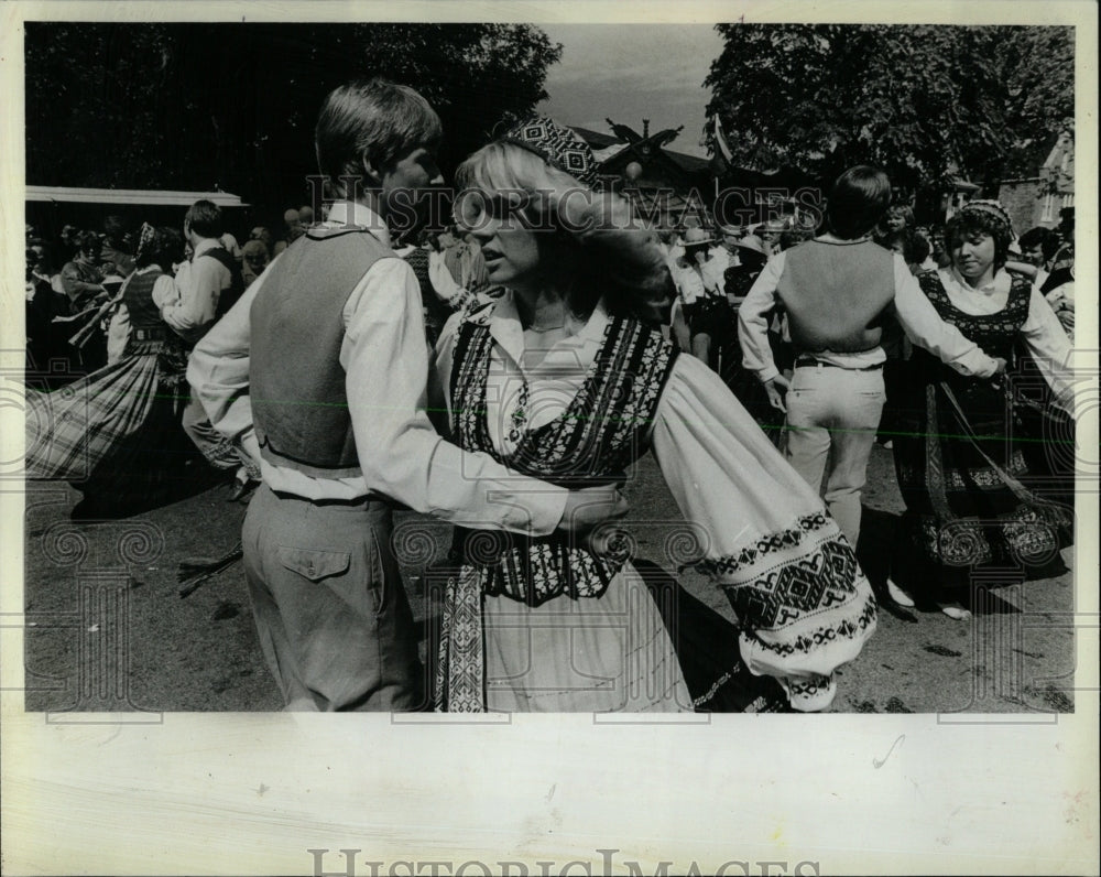 1982 Press Photo Columbus Dancer Chicago Crowd - RRW62133 - Historic Images