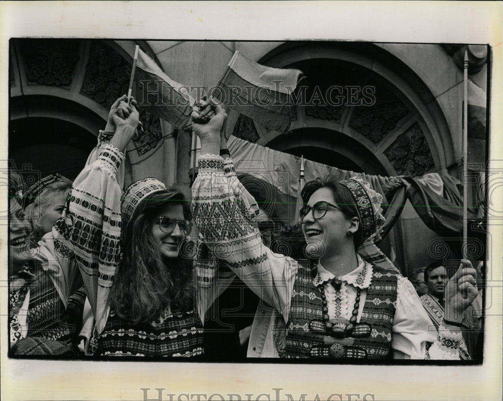 1990 Press Photo Students in Lithuanian costumes cheer - RRW62145 - Historic Images