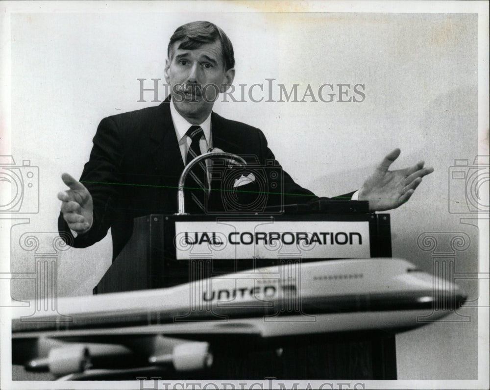 1990 Press Photo UAL United Airlines Stephen Wolf - RRW62165 - Historic Images