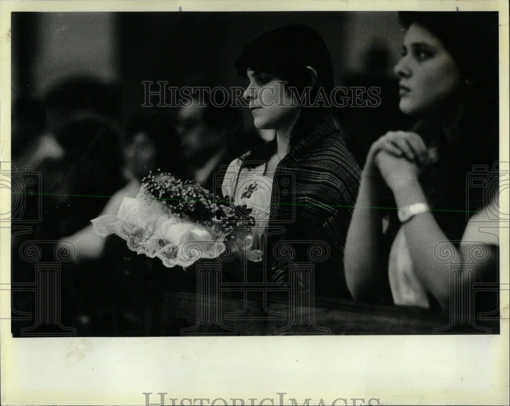 1983 Press Photo Women Kneeling Prayer - RRW62191 - Historic Images