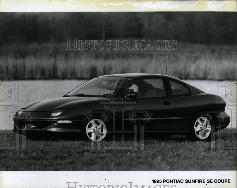 1995 Press Photo Pontiac Sunfire SE Coupe - RRW62273 - Historic Images