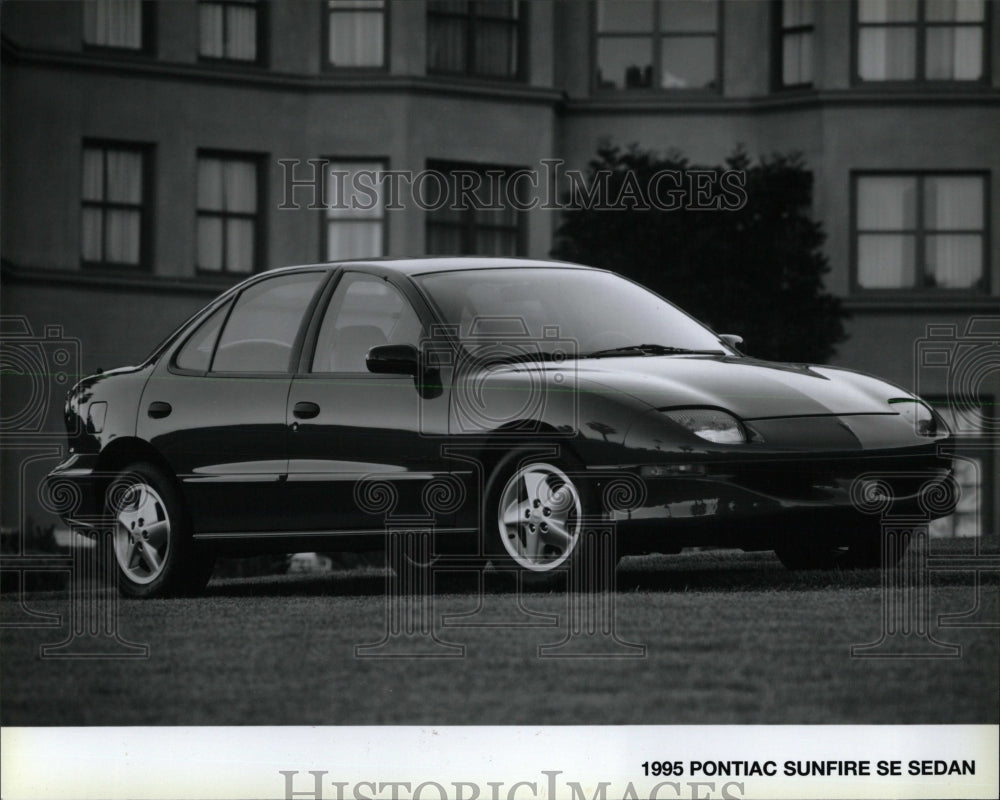 1995 Press Photo Pontiac Sunfire SE Sedan - RRW62283 - Historic Images