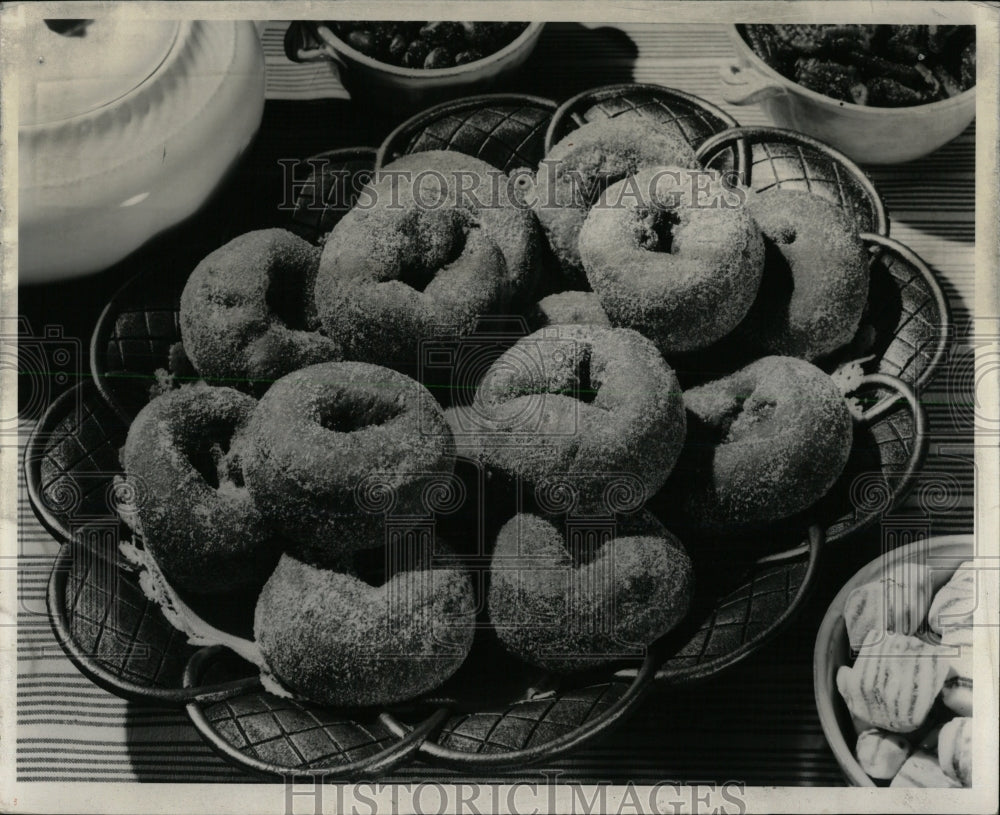 Press Photo Plate of doughnuts - RRW62367 - Historic Images