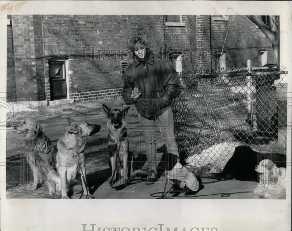 1989 Press Photo Elana Morgan dogs working day 4 a.m. - RRW62433 - Historic Images