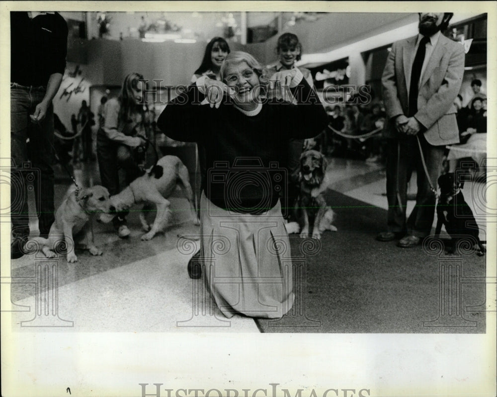 1983 Press Photo Barbara Woodhouse Demonstrates Sit - RRW62435 - Historic Images