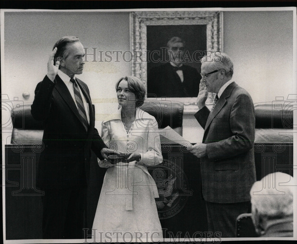 1976 Press Photo Harlington Wood wife Catherine swron - RRW62501 - Historic Images