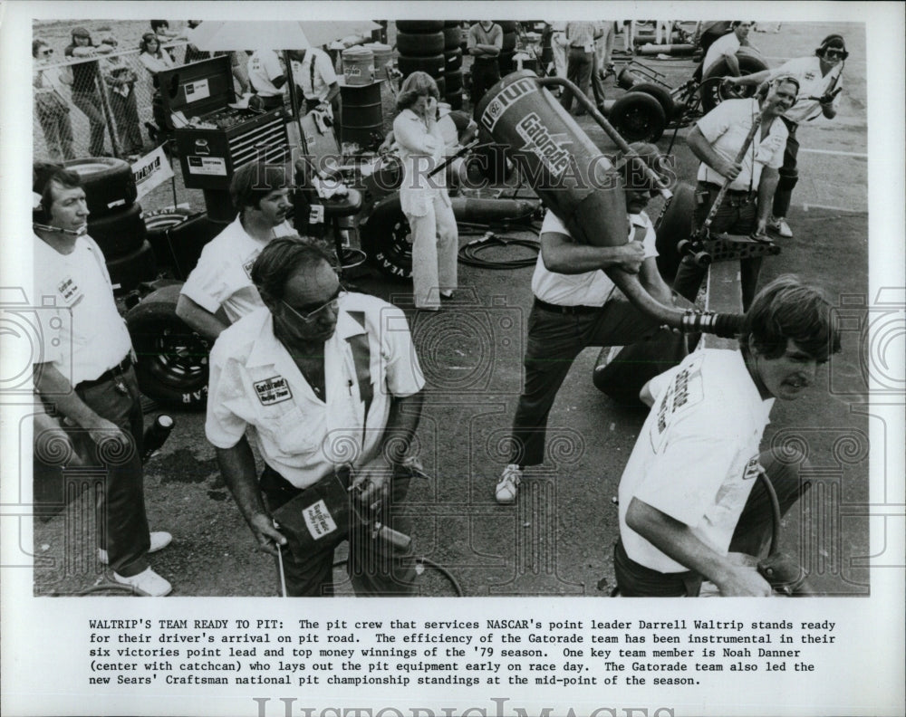 1979 Press Photo Nascar Pit Crew Darrell Waltrip - RRW62723 - Historic Images