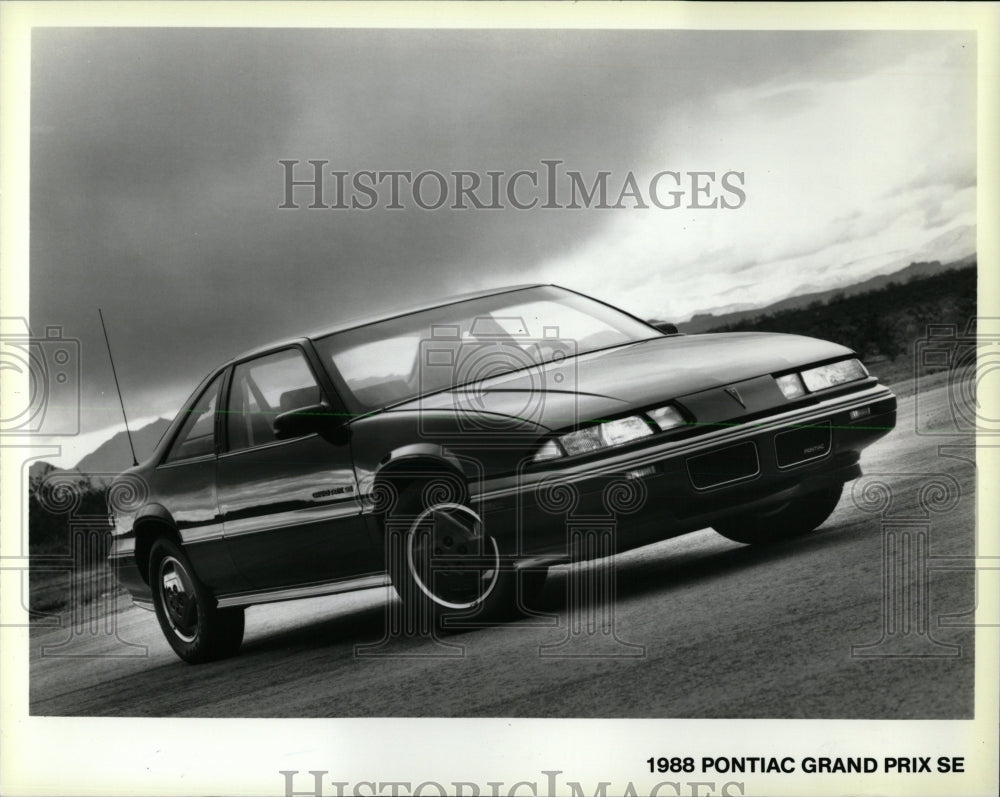 1987 Press Photo 1988 Pontiac Grand Prix SE - RRW62979 - Historic Images