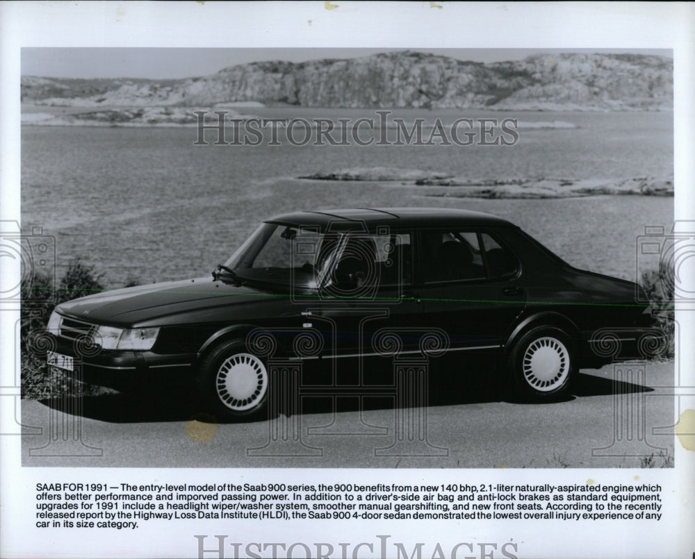 1990 Press Photo 1991 Saab 900 Sedan - RRW63025 - Historic Images