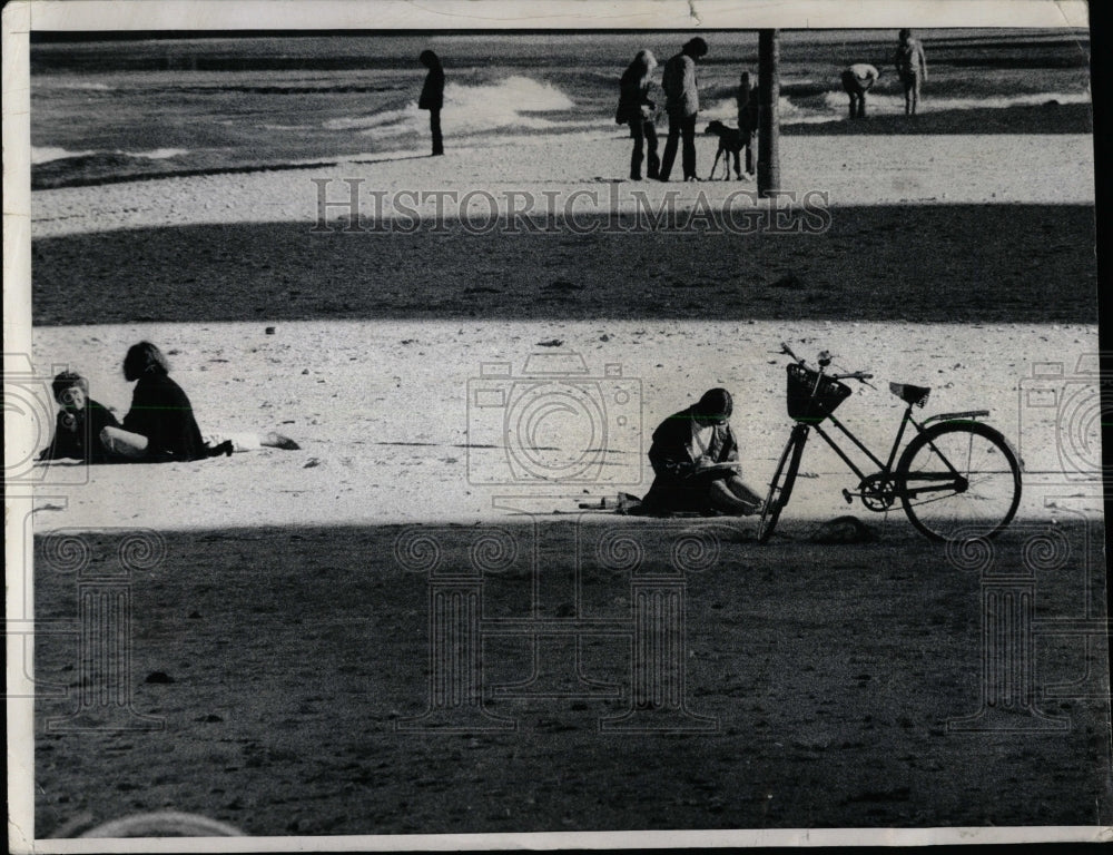 1972 Press Photo High-Rises Leave Strips Of Sun On Beac - RRW63081 - Historic Images