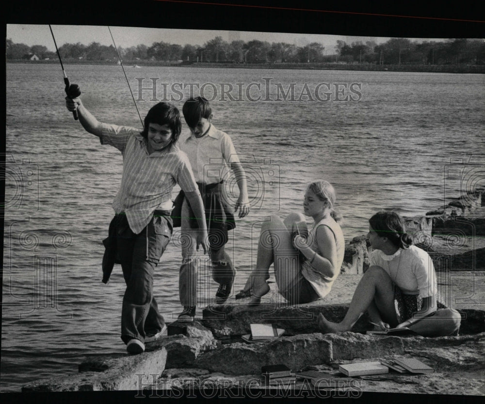 1975 Press Photo Columbus Day These two boys caught - RRW63095 - Historic Images