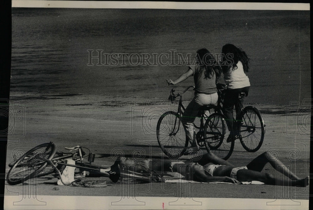 1975 Press Photo People Sunbathing Riding Bikes Chicago - RRW63101 - Historic Images