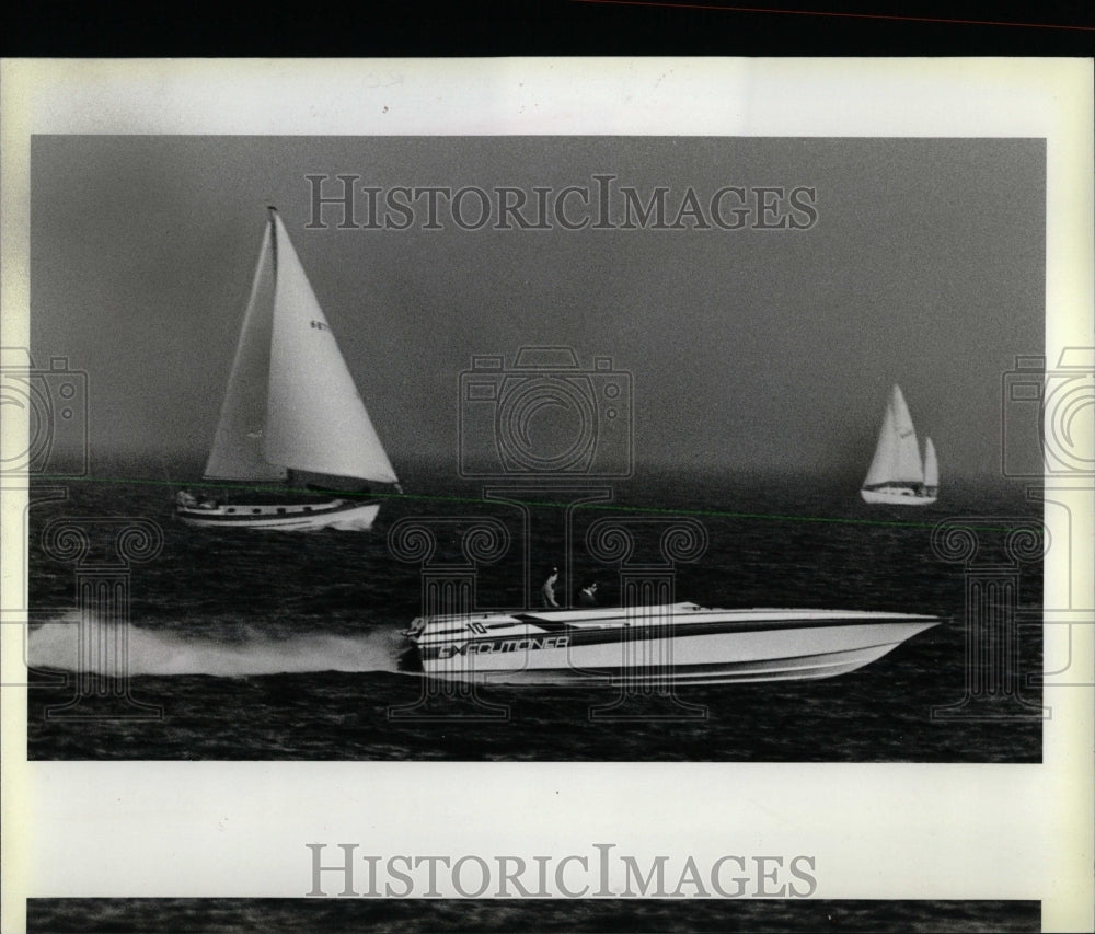 1983 Press Photo Boaters Enjoy Summer on Lake Michigan - RRW63109 - Historic Images