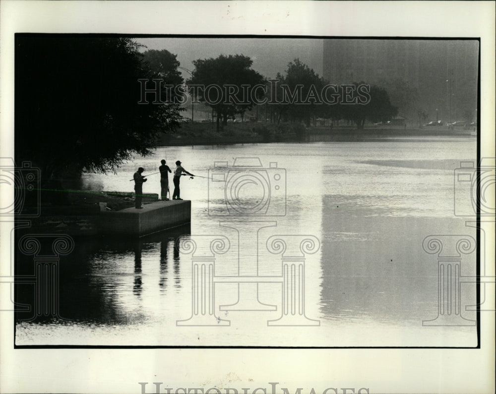 1980 Press Photo Lincoln Park Lagoon Fishing Snaggers - RRW63111 - Historic Images