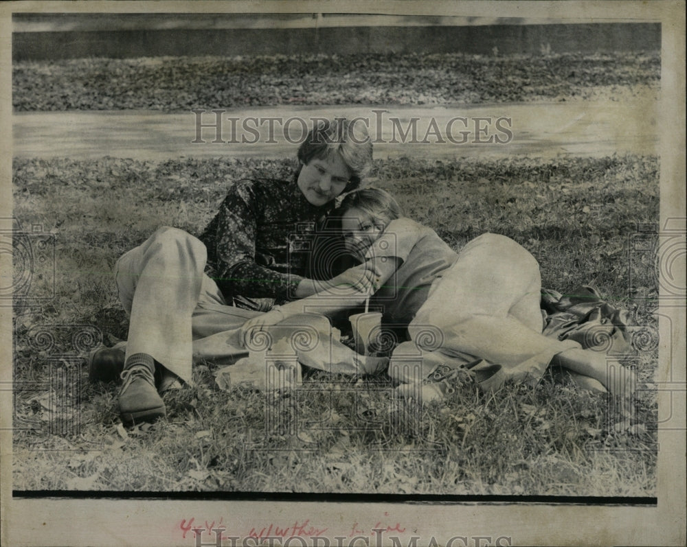 1975 Press Photo Chicago Couple Grant Park Cuddling - RRW63117 - Historic Images