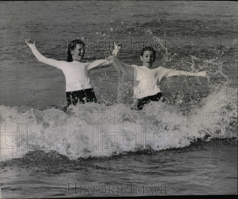 1963 Press Photo Ohio St Beach Autumn Weather - RRW63159 - Historic Images