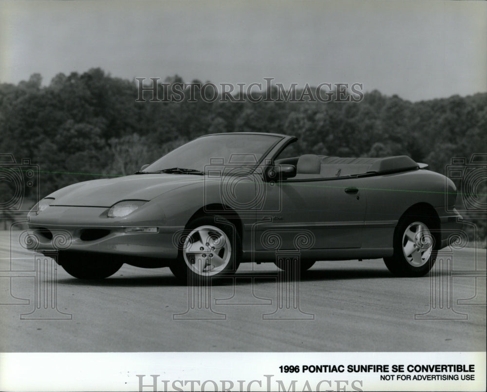 1996 Press Photo Pontiac Sunfire SE Convertible - RRW63201 - Historic Images