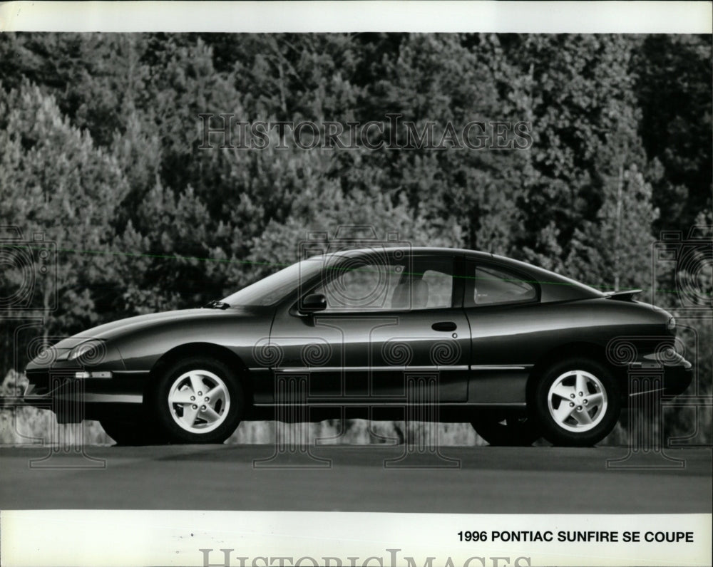 1996 Press Photo Pontiac Sunfire SE Coupe - RRW63213 - Historic Images