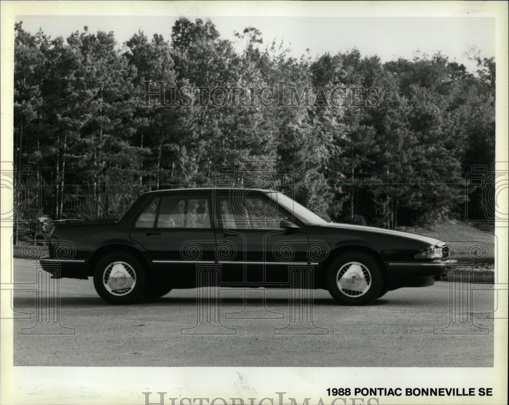 1988 Press Photo Pontiac Bonneville SE 4 Door Sedan Car - RRW63289 - Historic Images