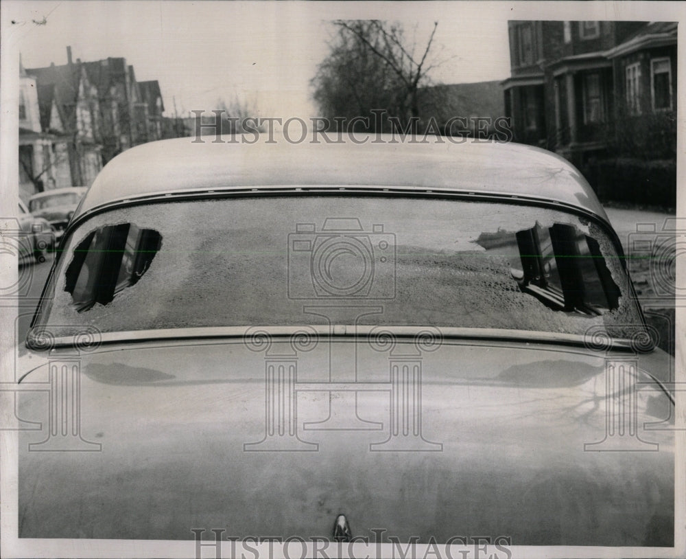 1960 Press Photo Big holes window 5240 S. Loomis Car - RRW63313 - Historic Images