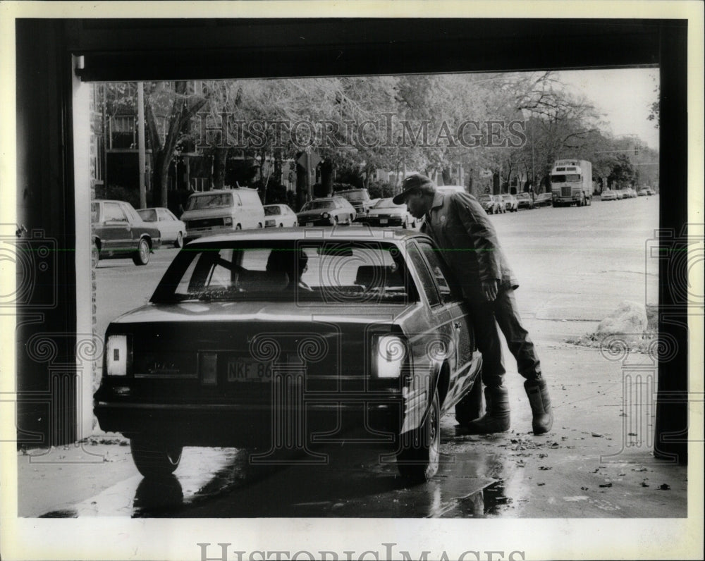 1986 Press Photo Ron Richard Puts Final Touches On Car - RRW63337 - Historic Images