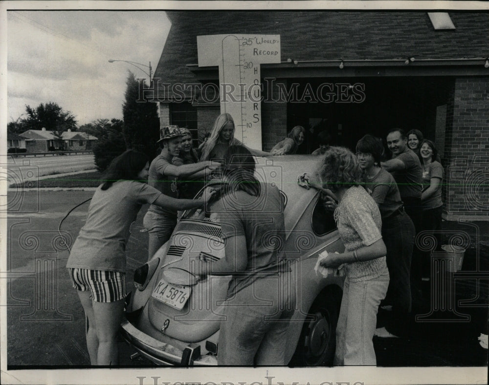 1974 Press Photo Car Wash World Record Chicago Teens - RRW63339 - Historic Images