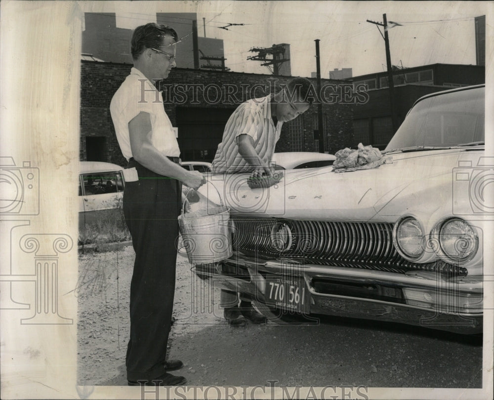 1961 Press Photo Chicago Teens Youth Kids Washing Cars - RRW63341 - Historic Images