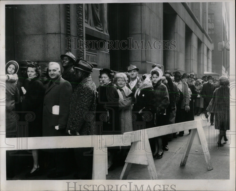 1963 Press Photo last-minute rush city vehicle tags - RRW63399 - Historic Images