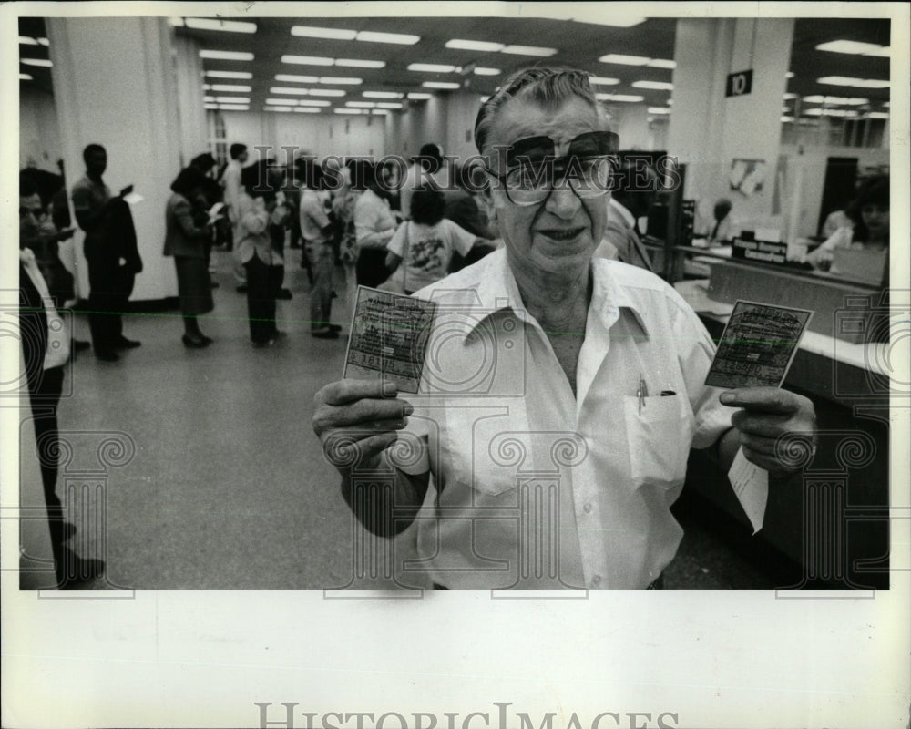 1982 Press Photo Chicago motorists buy $40 stickers - RRW63409 - Historic Images