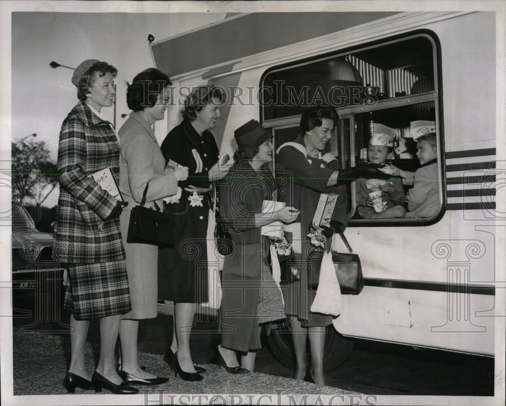 1962 Press Photo St Christopher House Childrens Tag Day - RRW63443 - Historic Images