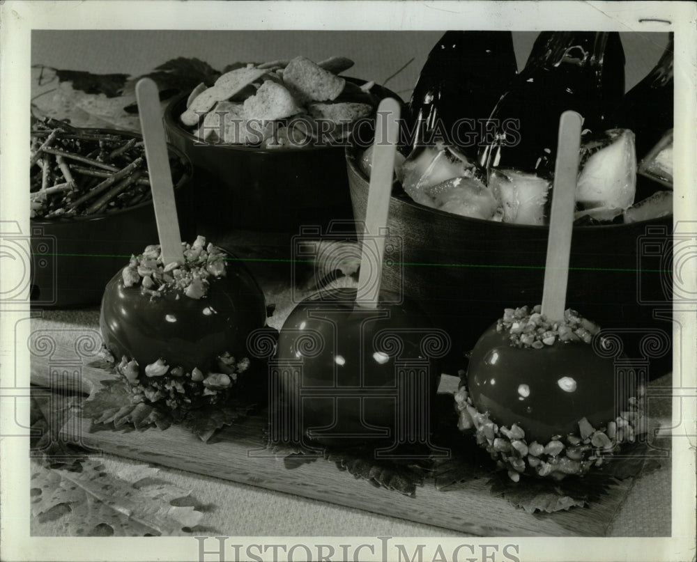 1971 Press Photo fall crispy juicy apple rich caramel - RRW63449 - Historic Images