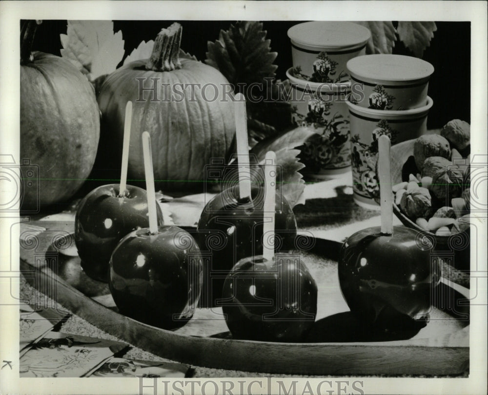 1970 Press Photo apple caramel crunchy sweet batch time - RRW63451 - Historic Images