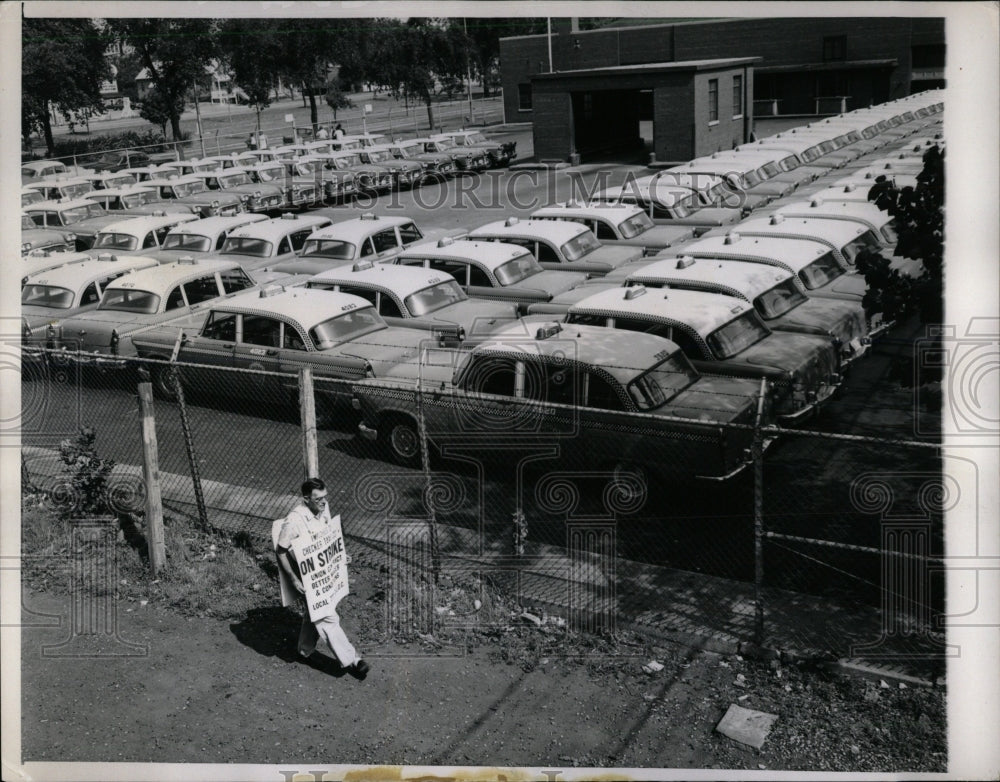 1965 Press Photo Checker Cab Employee Strike - RRW63511 - Historic Images