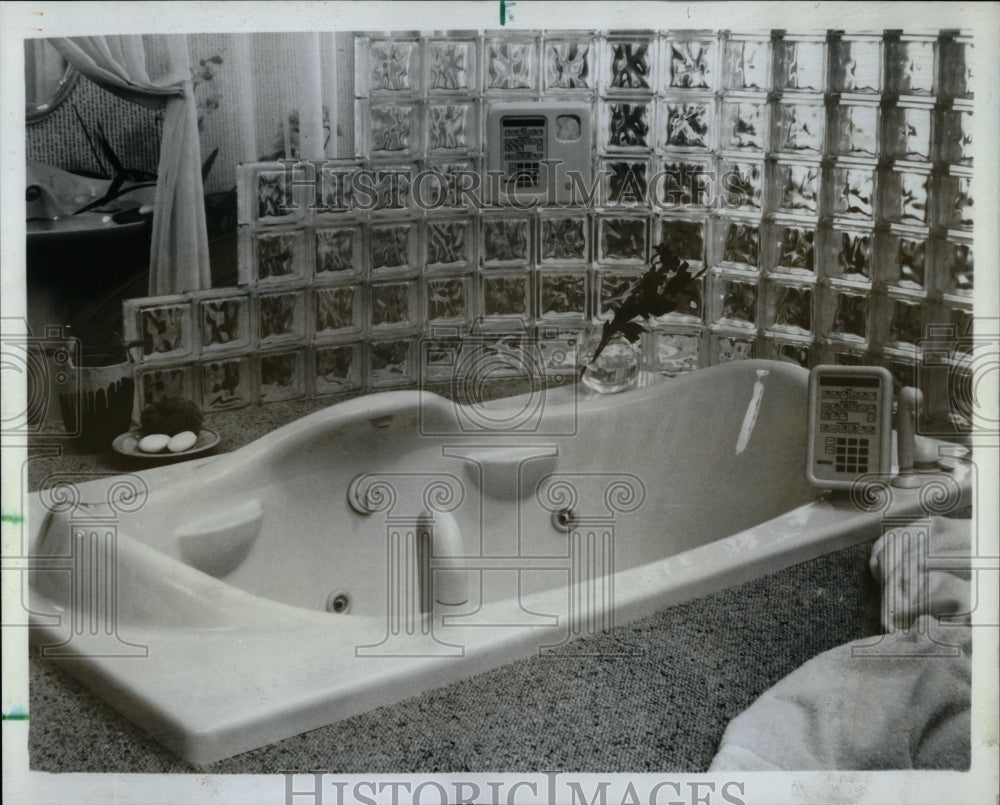 1984 Press Photo Electronically controlled tub - RRW63521 - Historic Images