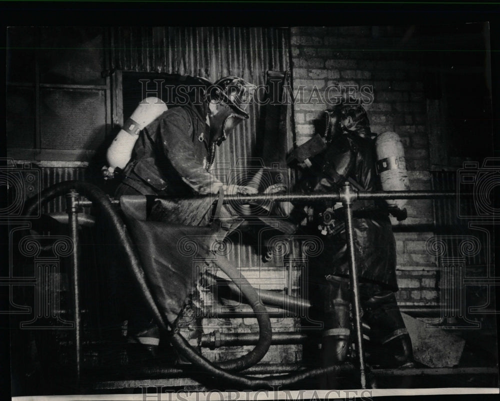 1973 Press Photo Firemen Oxygen Masks Chemical Leak - RRW63539 - Historic Images