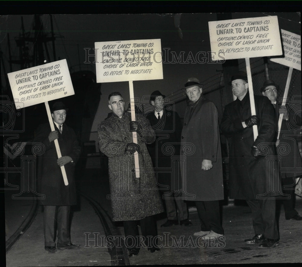 1966 Press Photo Chicago Tug Boat Picketers Navy Pier - RRW63553 - Historic Images