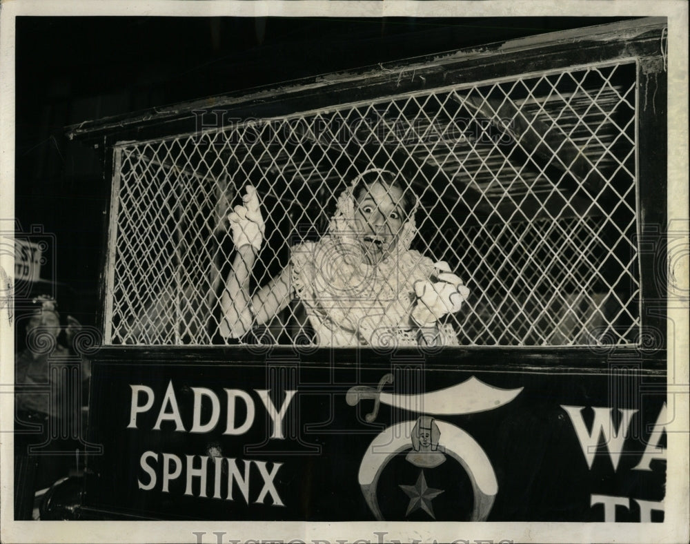 1963 Press Photo Paddy Wagon Captive Yells For Help - RRW63591 - Historic Images