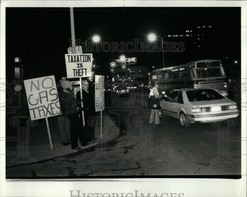 1980 Press Photo Tax Returns Post Office Protesters - RRW63615 - Historic Images