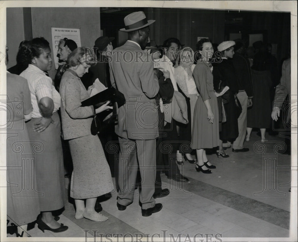 1958 Press Photo Miss Rusti Francisco barefooted - RRW63623 - Historic Images