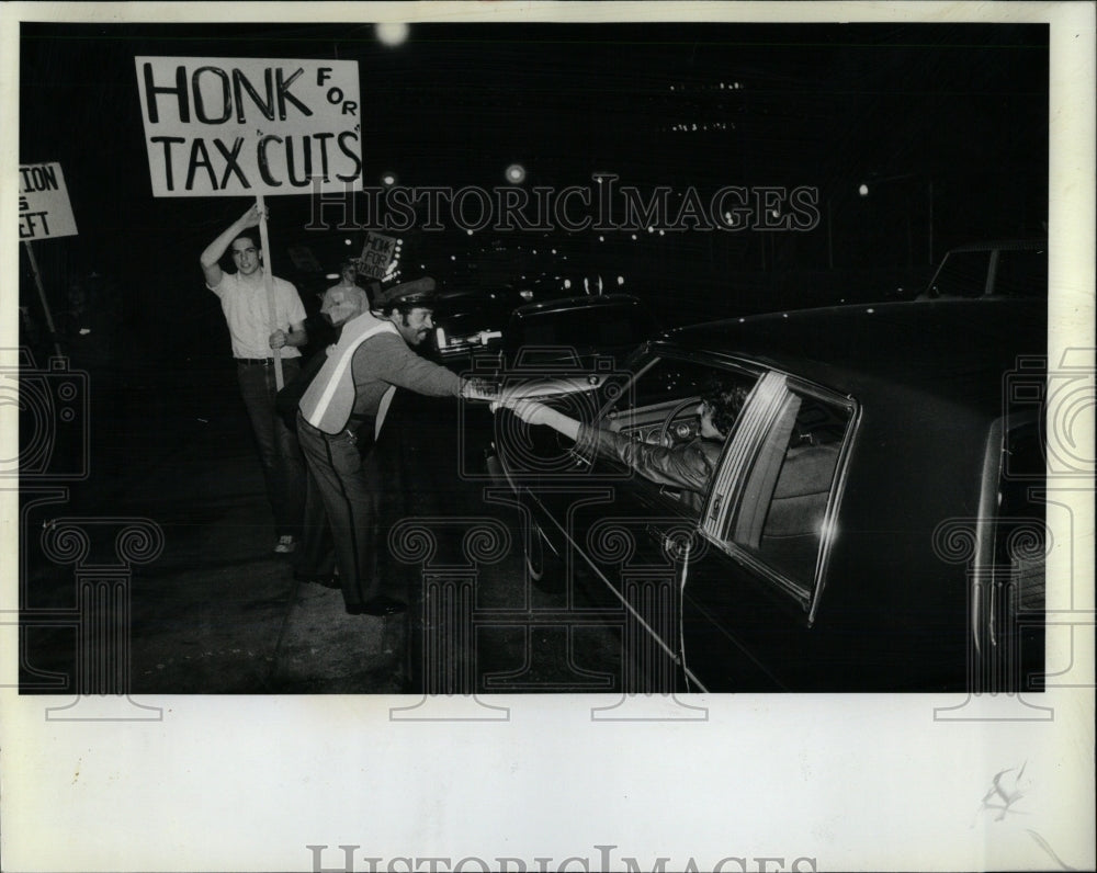 1982 Press Photo Demonstrate Tax Cuts Postal Workers - RRW63627 - Historic Images