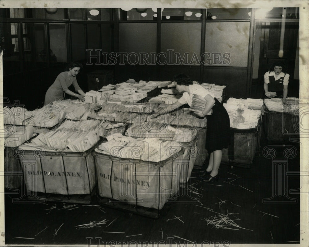 1943 Press Photo Mail Taxes Internal Revenue Service - RRW63631 - Historic Images