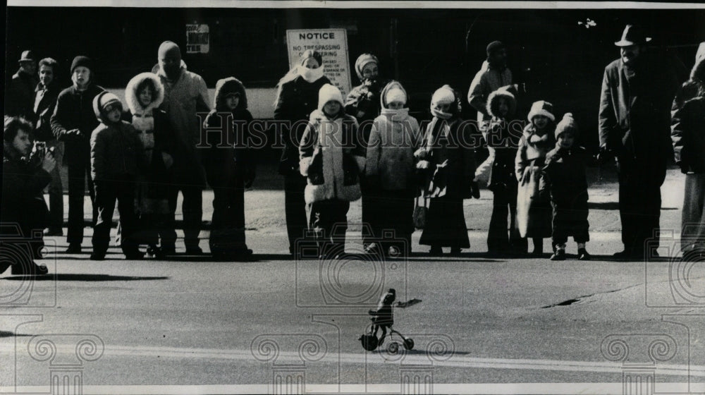 1975 Press Photo Children Shrine Circus Parade Medinah - RRW63645 - Historic Images