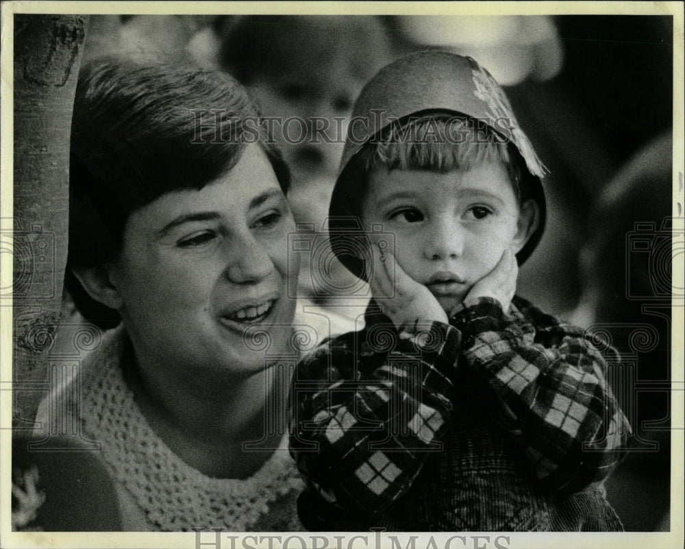 1984 Press Photo Sue Son Wainwrights jokingly show - RRW63691 - Historic Images