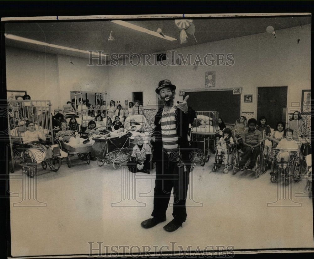 1975 Press Photo Clown Goes To Shrine Hospital - RRW63697 - Historic Images