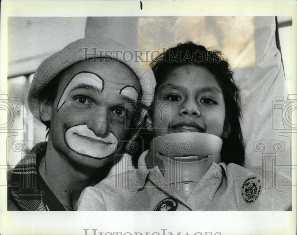 1989 Press Photo Clown Shriners Hospital Crippled Child - RRW63717 - Historic Images