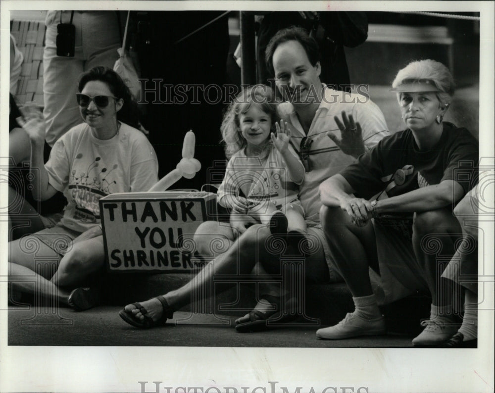 1990 Press Photo The Szmurio Family Wave Shrine Parade - RRW63769 - Historic Images