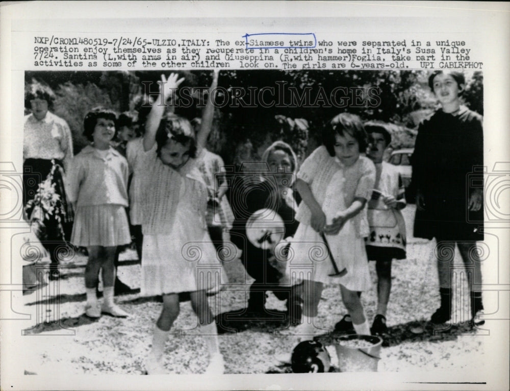 1965 Press Photo Siamese Twins Children&#39;s Home Italy - RRW63775 - Historic Images