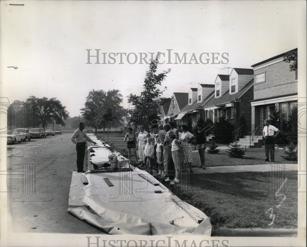 1961 Press Photo Northcott Residents Oppose Sidewalks - RRW63853 - Historic Images