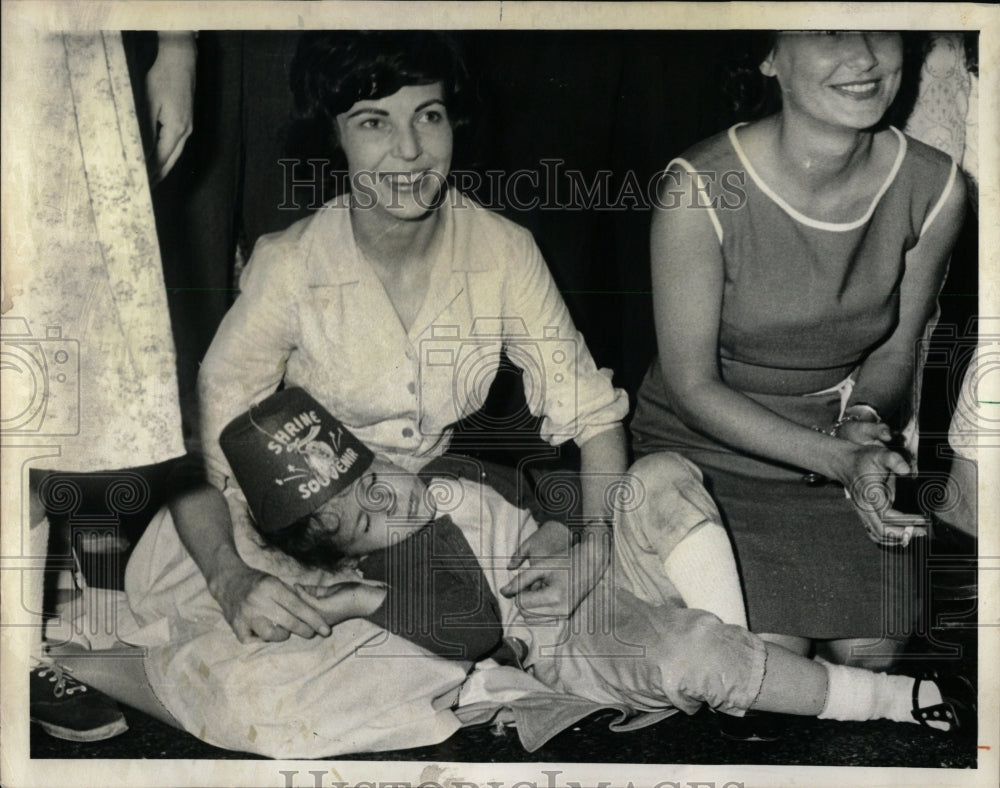 1963 Press Photo Kid Takes Nap Shriners Convention - RRW63865 - Historic Images
